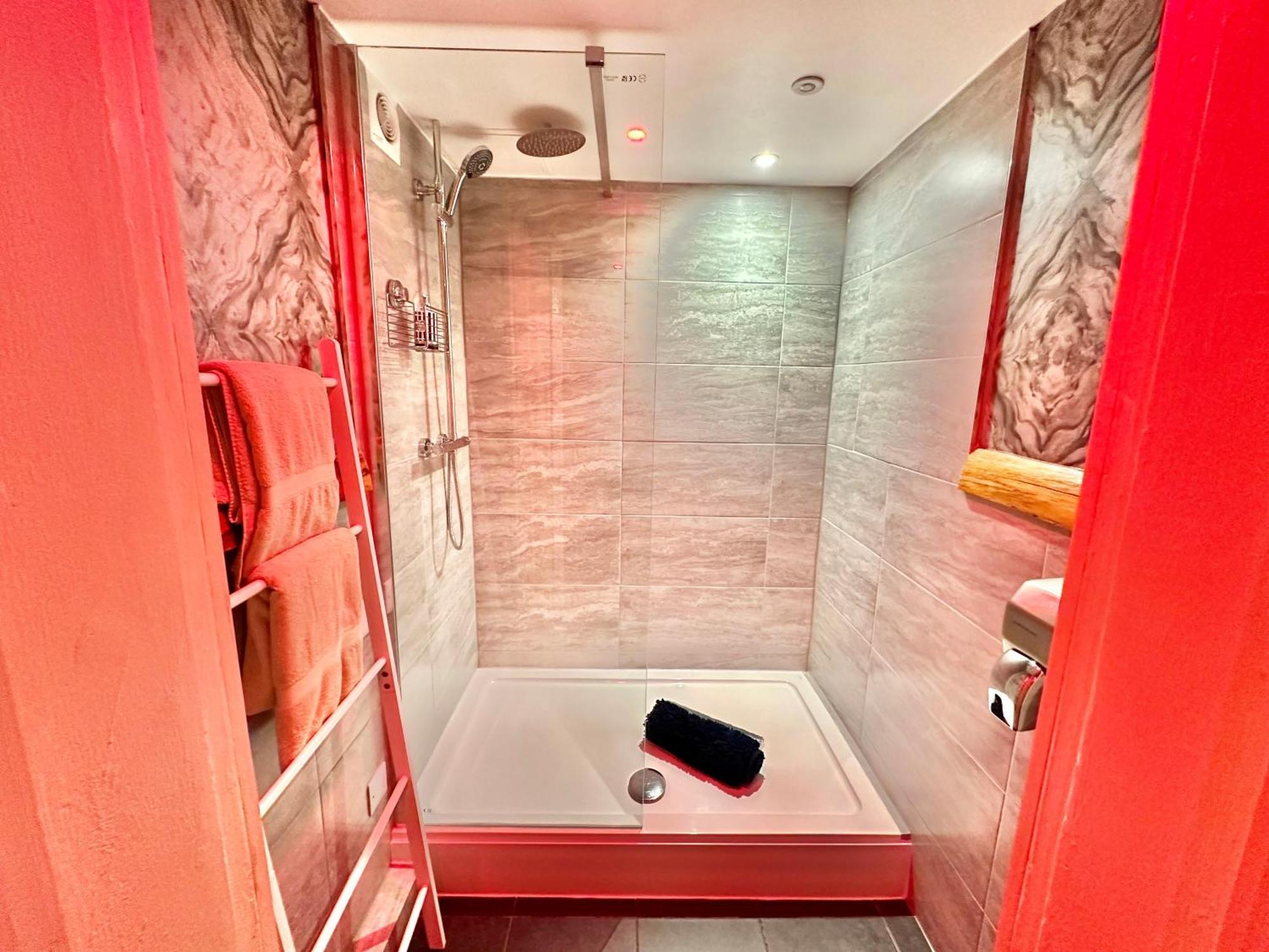 Beyond - Romantic Basement Apartment - Close To Beach - With Parking Bournemouth Eksteriør billede