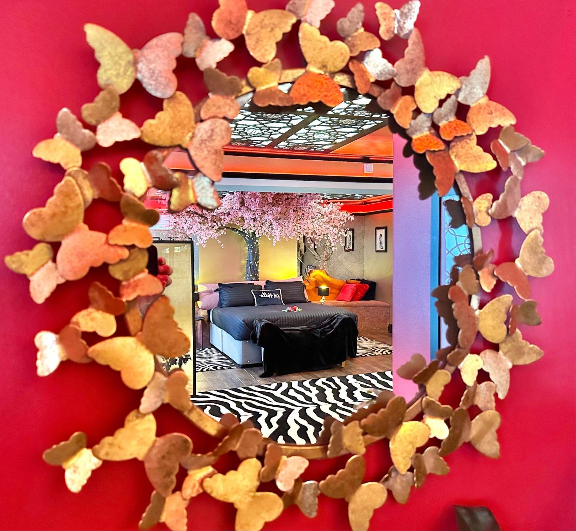 Beyond - Romantic Basement Apartment - Close To Beach - With Parking Bournemouth Eksteriør billede