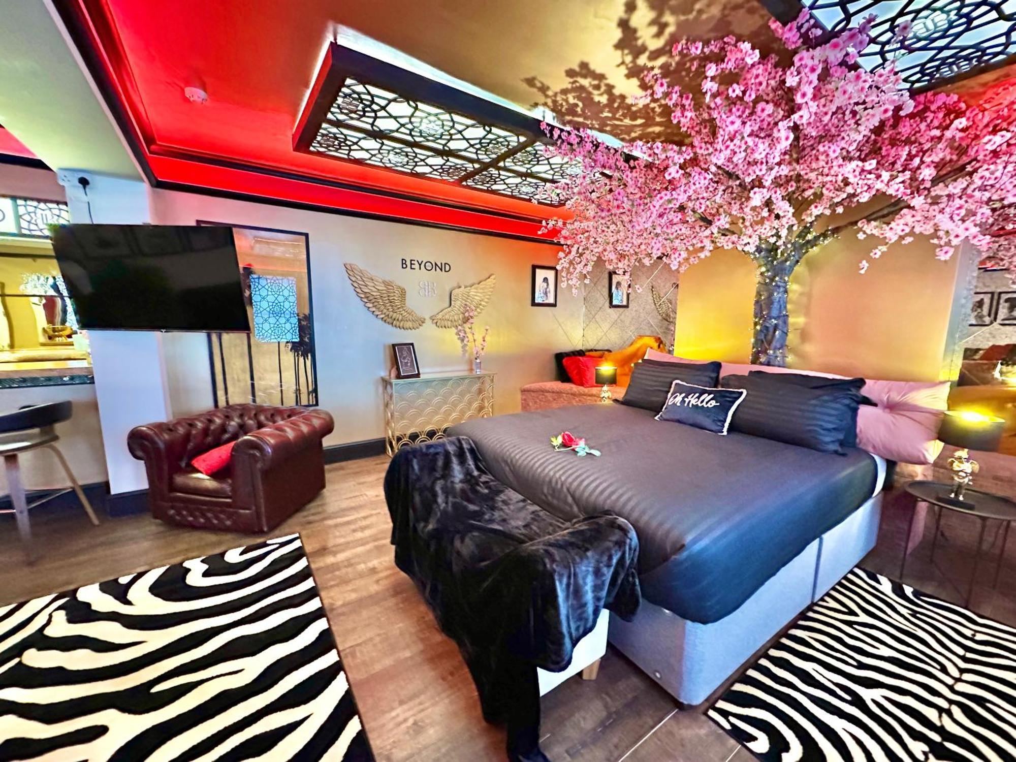Beyond - Romantic Basement Apartment - Close To Beach - With Parking Bournemouth Eksteriør billede