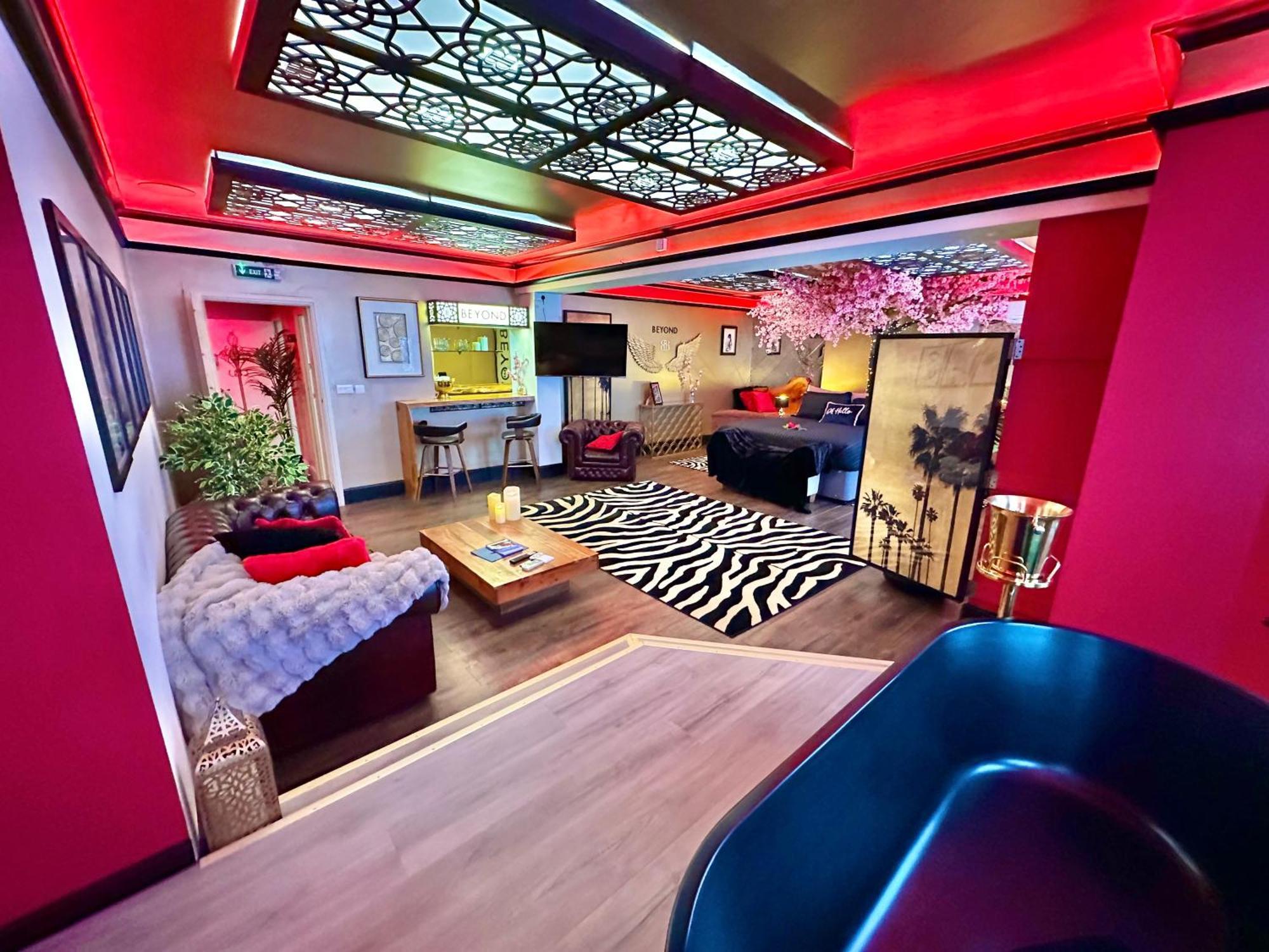Beyond - Romantic Basement Apartment - Close To Beach - With Parking Bournemouth Eksteriør billede