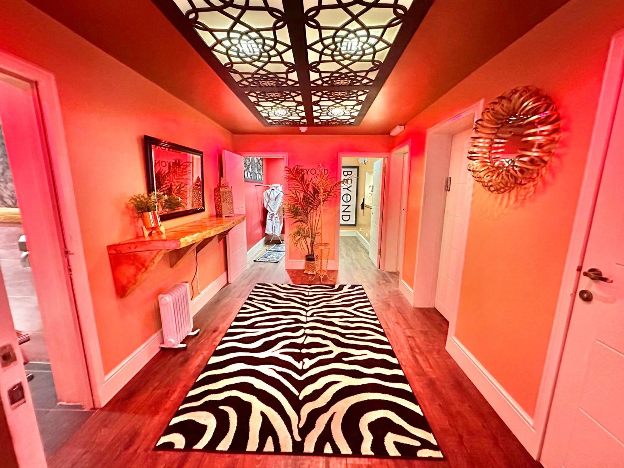 Beyond - Romantic Basement Apartment - Close To Beach - With Parking Bournemouth Eksteriør billede