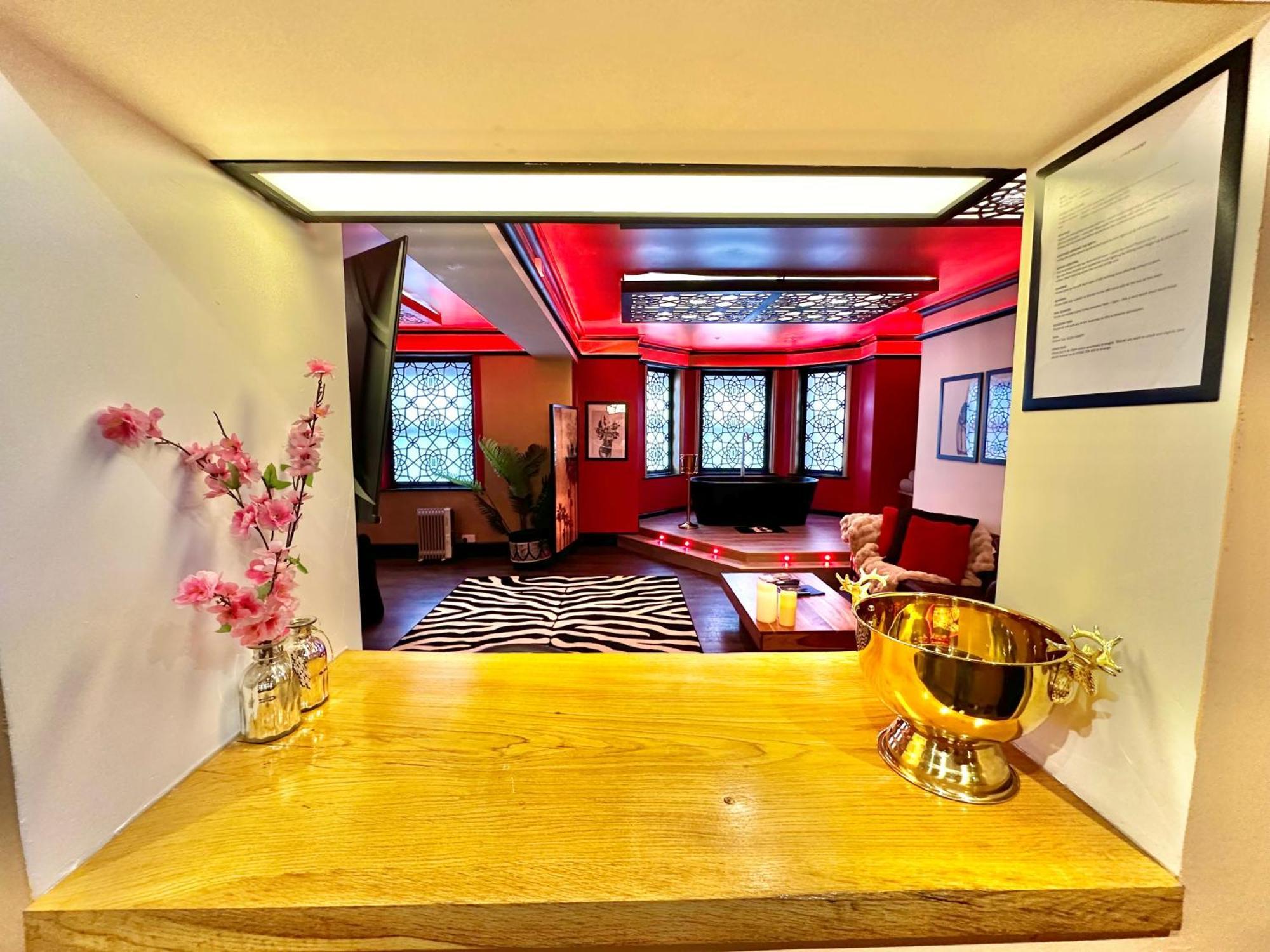 Beyond - Romantic Basement Apartment - Close To Beach - With Parking Bournemouth Eksteriør billede