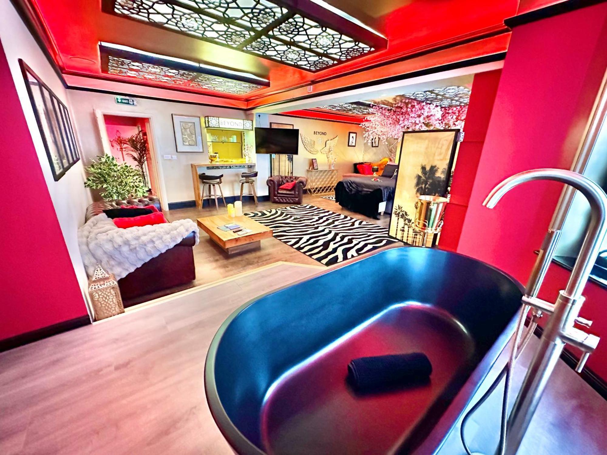 Beyond - Romantic Basement Apartment - Close To Beach - With Parking Bournemouth Eksteriør billede