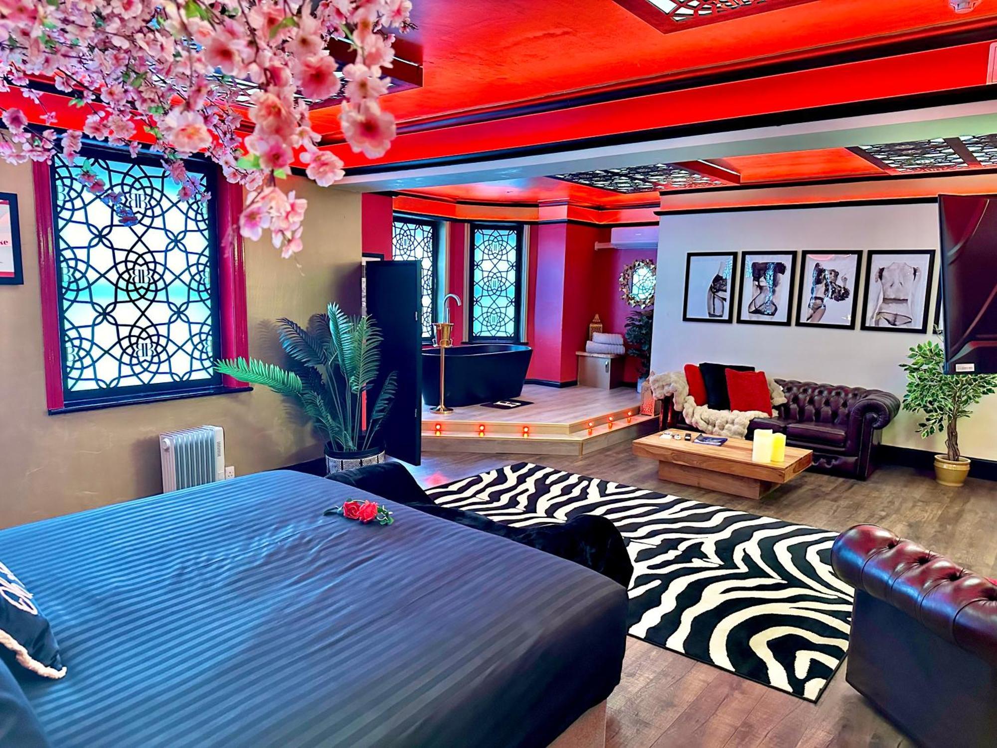 Beyond - Romantic Basement Apartment - Close To Beach - With Parking Bournemouth Eksteriør billede